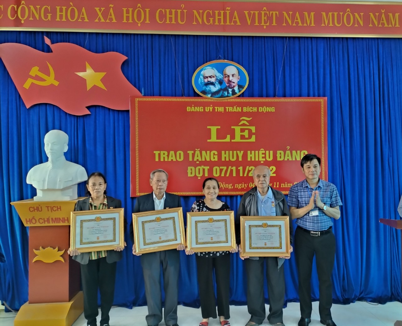 Đảng ủy Thị trấn Bích Động trao Huy hiệu Đảng cho 14 đảng viên