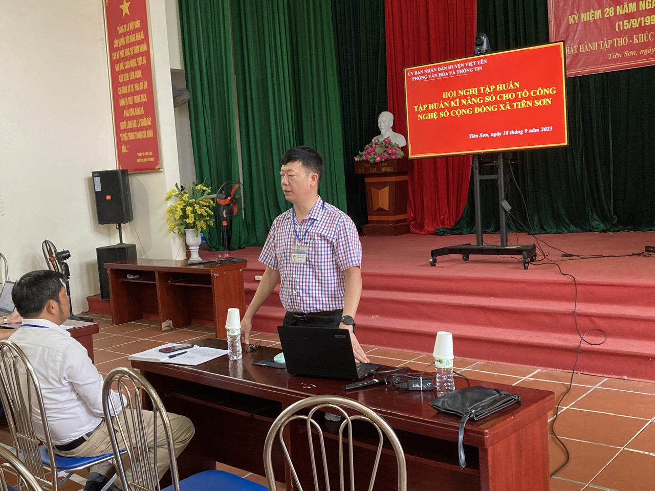 Đồng chí Trần Hữu Bình - Phó trưởng Phòng Văn hóa và Thông tin phát biểu tại hội nghị tập huấn
