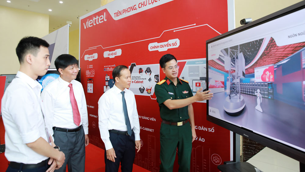 Đồng chí Mai Sơn và các đại biểu tham quan gian hàng công nghệ của các doanh nghiệp.
