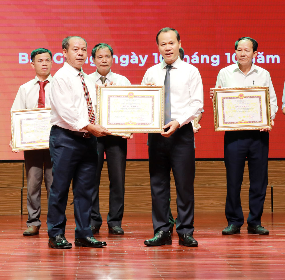 Đồng chí Mai Sơn trao Bằng khen của Chủ tịch UBND tỉnh cho các tập thể tiêu biểu trong công tác CĐS.