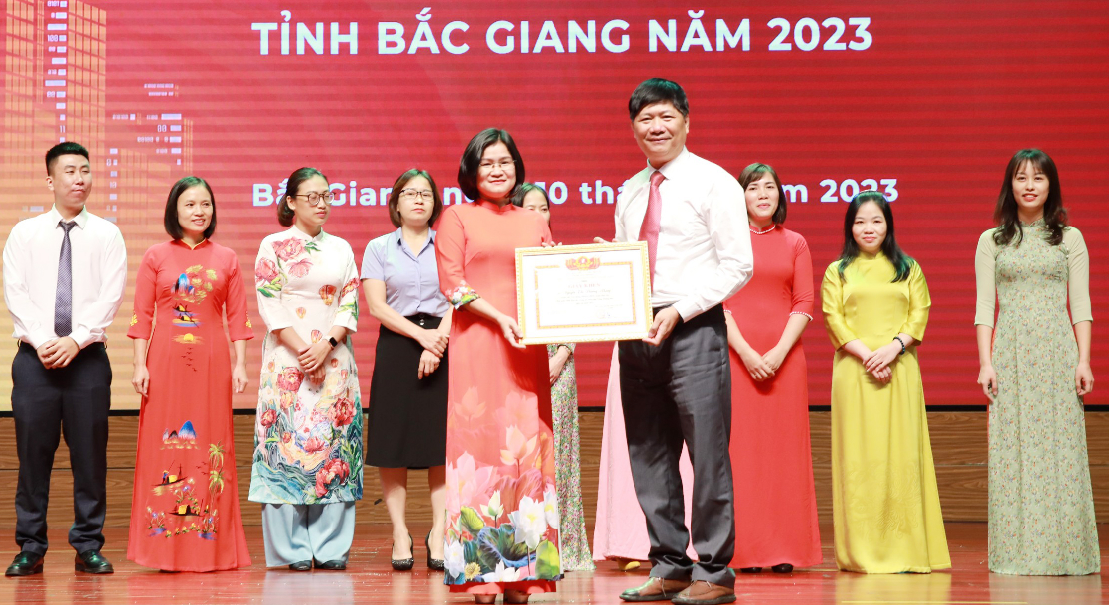 Đồng chí Dương Đại Lâm, Phó Giám đốc Sở Thông tin và Truyền thông trao Giấy khen cho thí sinh giành giải Nhất Hội thi công tác biên tập cổng thông tin điện tử năm 2023.