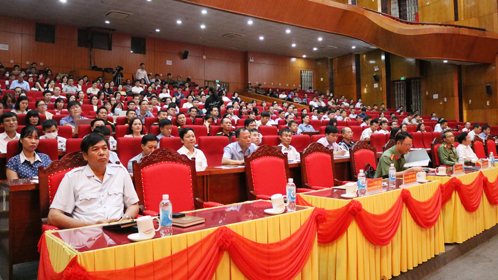 Các đại biểu dự hội nghị tại điểm cầu chính của tỉnh.