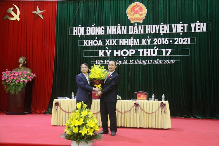 Đồng chí Nguyễn Văn Phương được bầu giữ chức danh Chủ tịch UBND huyện