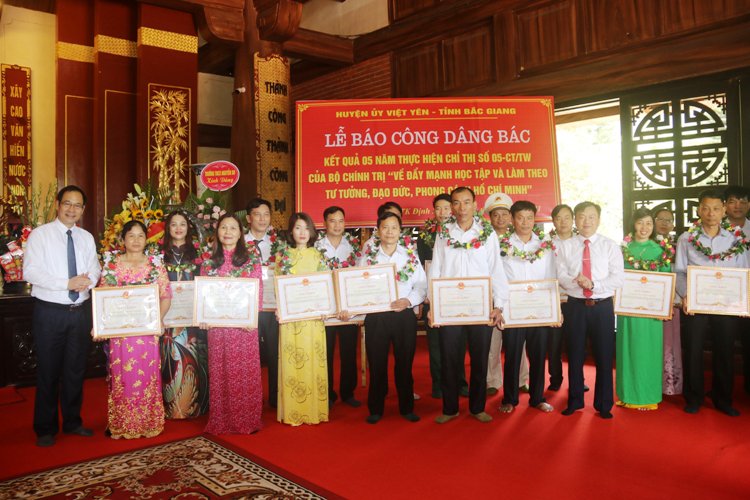 Huyện ủy Việt Yên báo công dâng Bác kết quả thực hiện Chỉ thị số 05 tại ATK Định Hóa