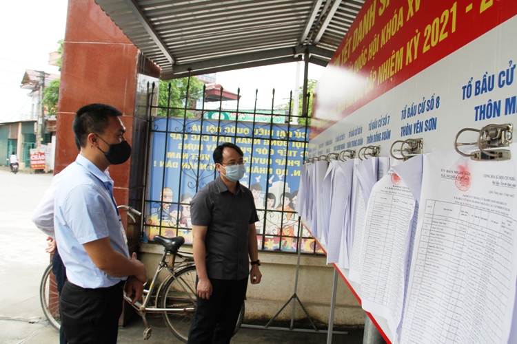 Bí thư Huyện ủy Nguyễn Văn Dũng kiểm tra công tác bầu cử tại xã Nghĩa Trung
