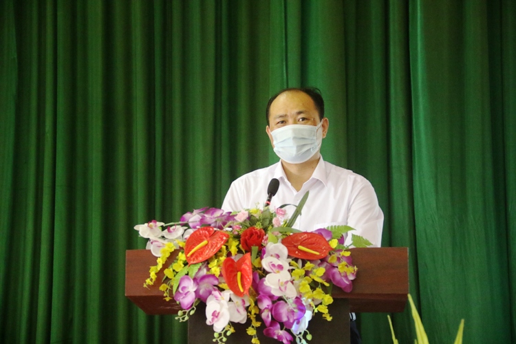 Chủ tịch UBND huyện Nguyễn Văn Phương tiếp xúc cử tri thực hiện quyền vận động bầu cử