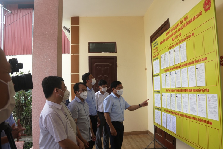 Bí thư Tỉnh ủy Dương Văn Thái kiểm tra công tác phòng, chống dịch và công tác bầu cử tại Việt Yên