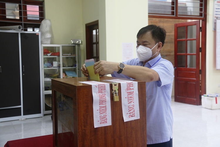 Đồng chí Nguyễn Quý Dương dự khai mạc bầu cử tại khu phố I, thị trấn Bích Động