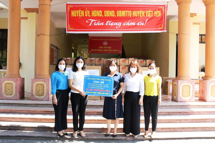 Hội LHPN huyện Việt Yên phối hợp tiếp nhận, trao tặng vật tư y tế, nhu yếu phẩm hỗ trợ phòng,...