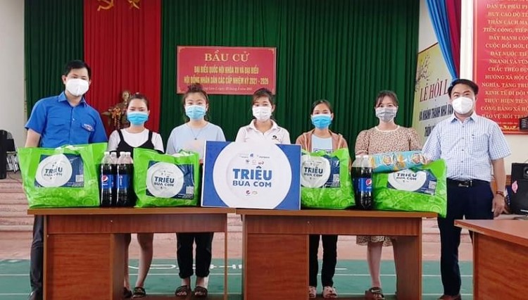 Tỉnh đoàn, Hội LHTN tỉnh trao tặng 380 suất quà cho công nhân hai xã Tăng Tiến và Hồng Thái