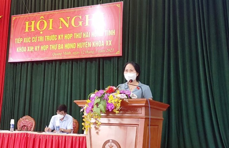 Bà Diêm Hồng Linh, Phó Chủ tịch Ủy ban MTTQ tỉnh, đại biểu HĐND tỉnh tiếp xúc cử tri thị trấn...