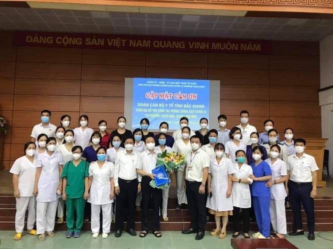 Đoàn cán bộ y tế Việt Yên hỗ hợ tiêm chủng, nhập liệu 13.950 liều vắc xin cho người dân Hà Nội