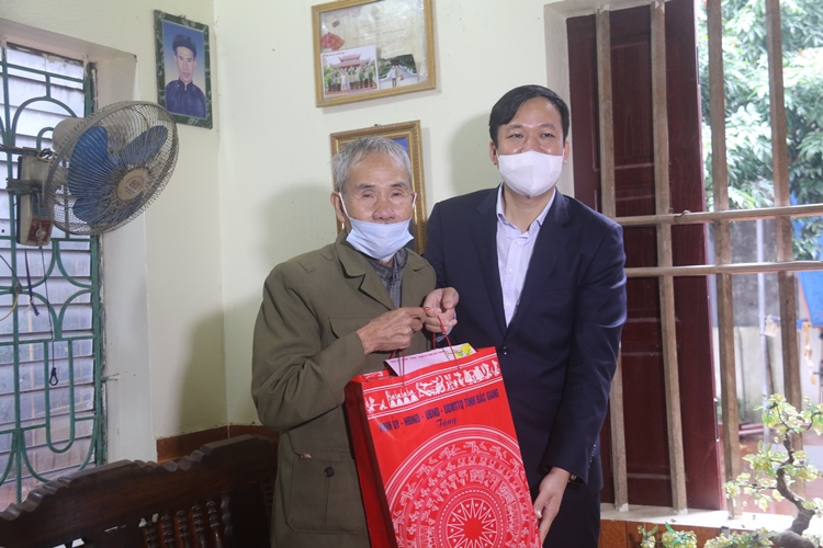 Phó Chủ tịch UBND tỉnh Lê Ô Pích thăm tặng quà người có công tại xã Ninh Sơn