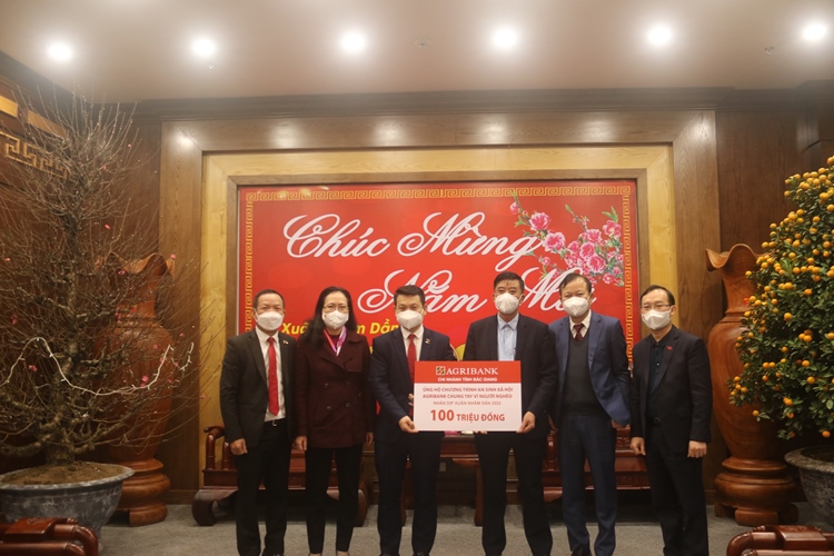 Đoàn Đại biểu Quốc hội tỉnh Bắc Giang thăm, tặng quà người có công huyện Việt Yên