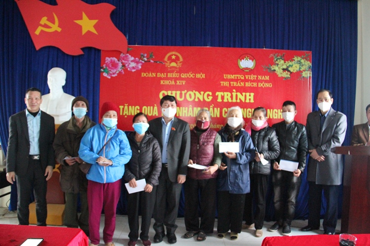 Đồng chí Tạ Văn Hạ, Phó Chủ nhiệm Ủy ban Văn hóa -Giáo dục của Quốc hội tặng 100 suất quà Tết cho...