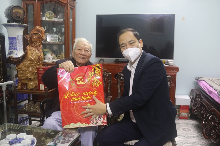 Đồng chí Phó Bí thư Thường trực Huyện ủy Nguyễn Hồng Đức, thăm tặng quà người có công trên địa...