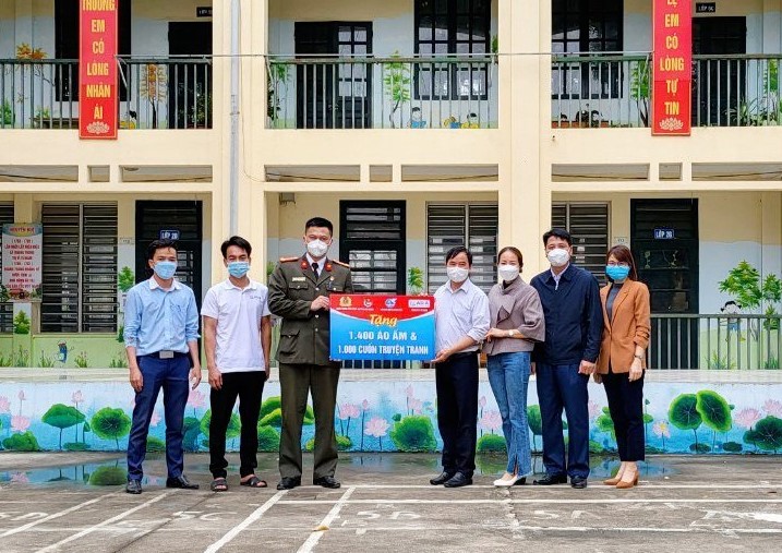 Trao tặng 1.400 chiếc áo ấm cho học sinh tại xã Ninh Sơn