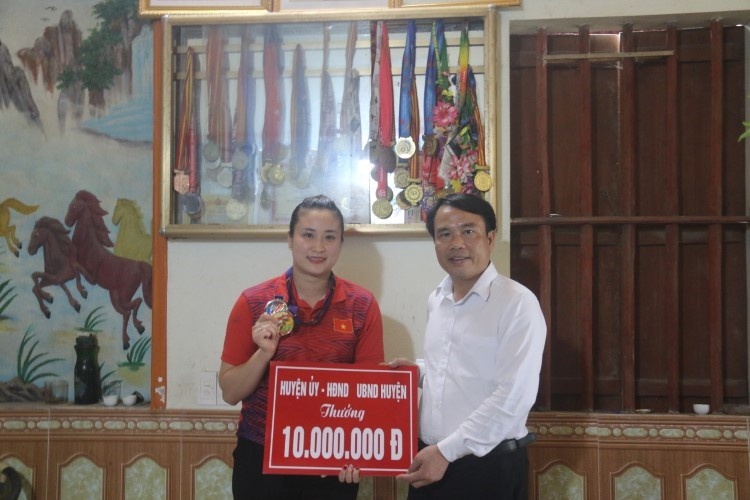 Khen thưởng VĐV Nguyễn Thị Thu Hà đạt Huy chương vàng bộ môn pencak silat tại SEA Games 31