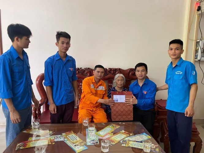 Đoàn xã Hồng Thái phối hợp tặng quà 10 gia đình người có công