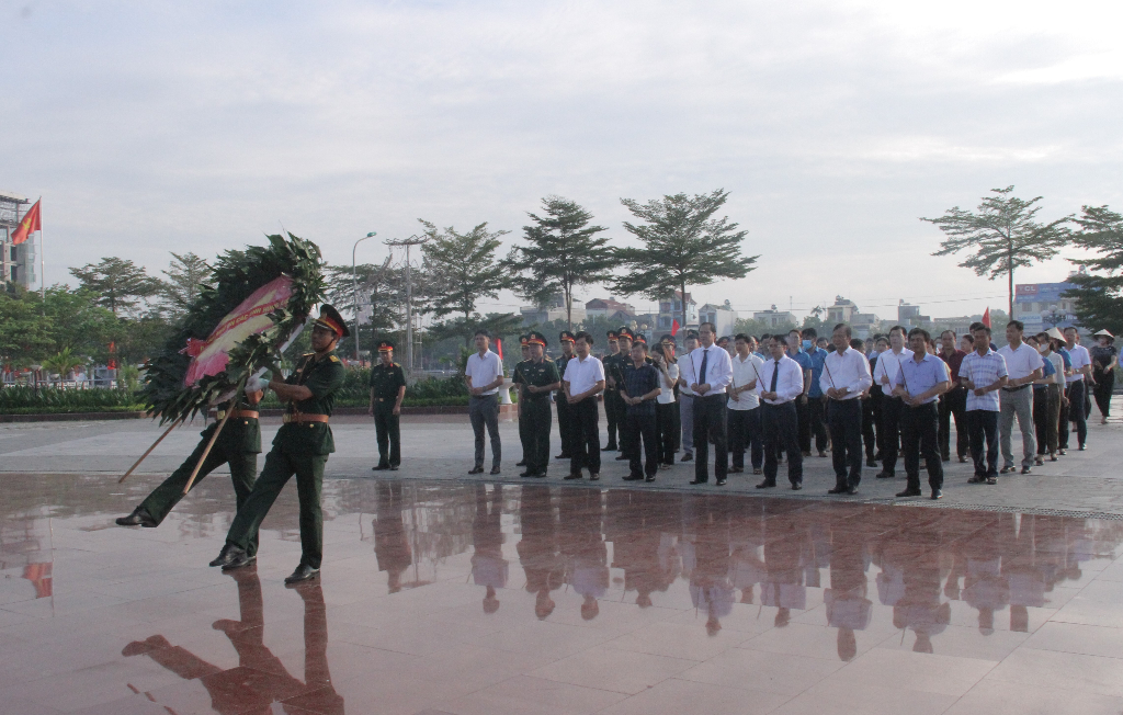 Huyện ủy, HĐND, UBND, Ủy ban MTTQ huyện tổ chức Lễ viếng các Anh hùng Liệt sĩ tại Đài tưởng niệm...