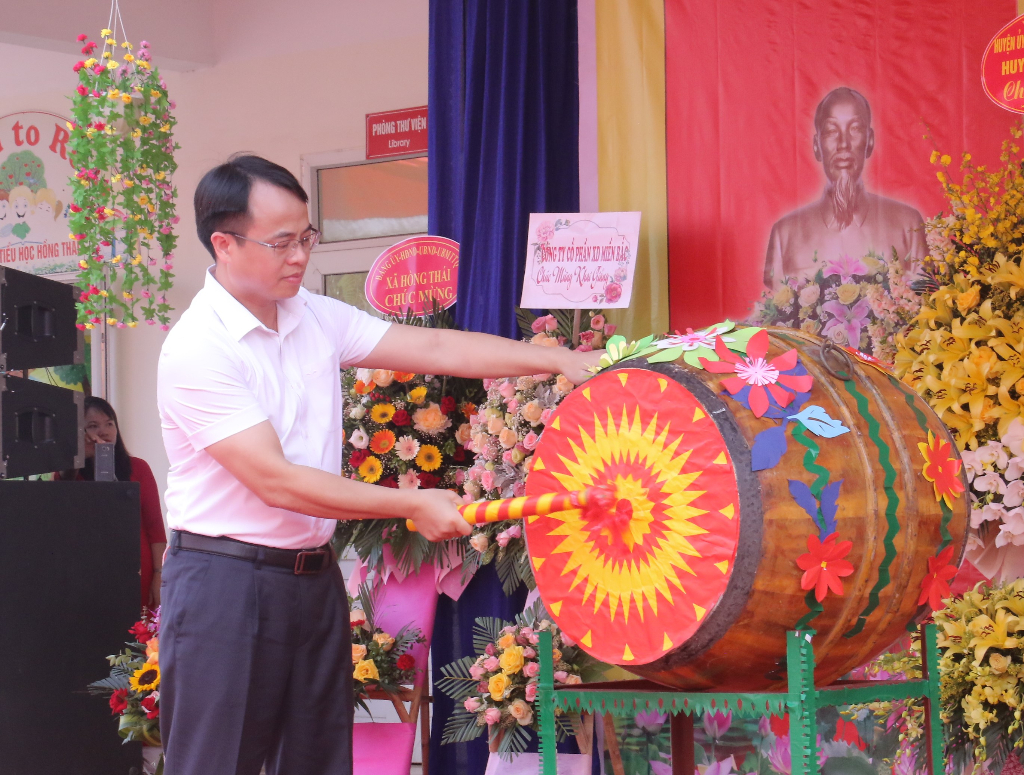Bí thư Huyện ủy Nguyễn Văn Dũng dự Lễ Khai giảng năm học mới tại trường Tiểu học Hồng Thái