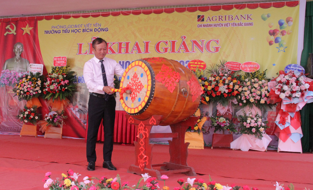Chủ tịch UBND huyện Nguyễn Đại Lượng, dự Lễ khai giảng năm học mới tại trường Tiểu học Bích Động