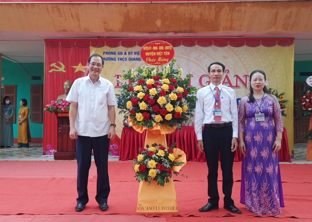 Đồng chí Phó Bí thư Thường trực Huyện ủy dự Lễ khai giảng tại Trường THCS Quang Châu