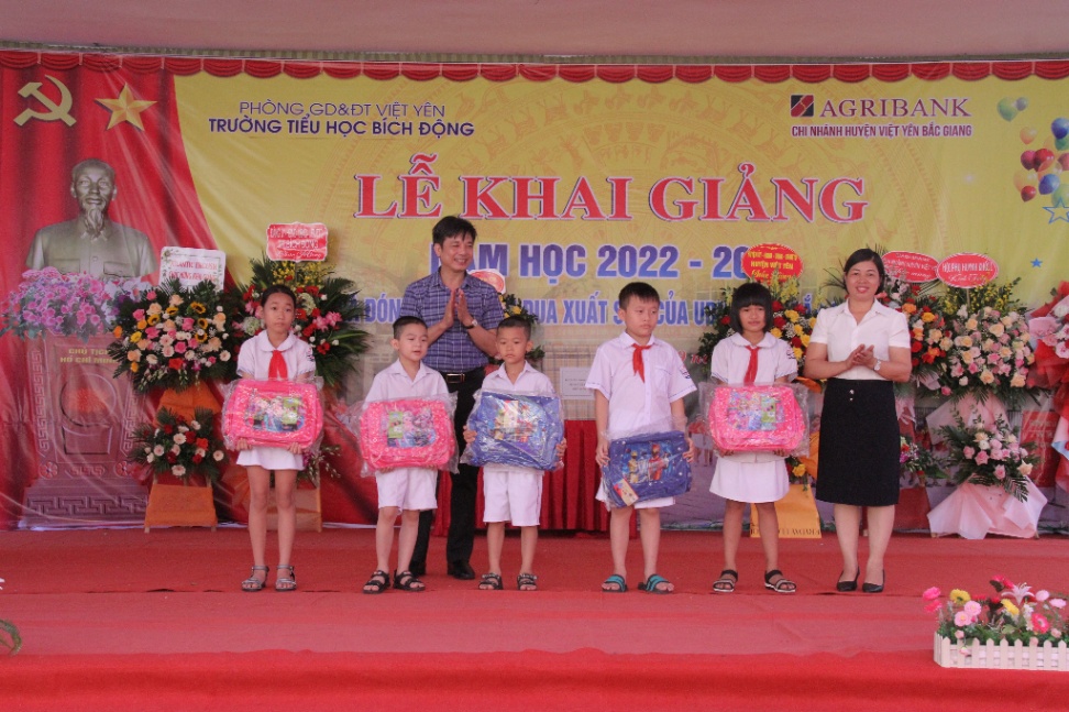 14 học sinh có hoàn cảnh khó khăn được nhận quà từ Hội LHPN thị trấn Bích Động nhân dịp năm học mới