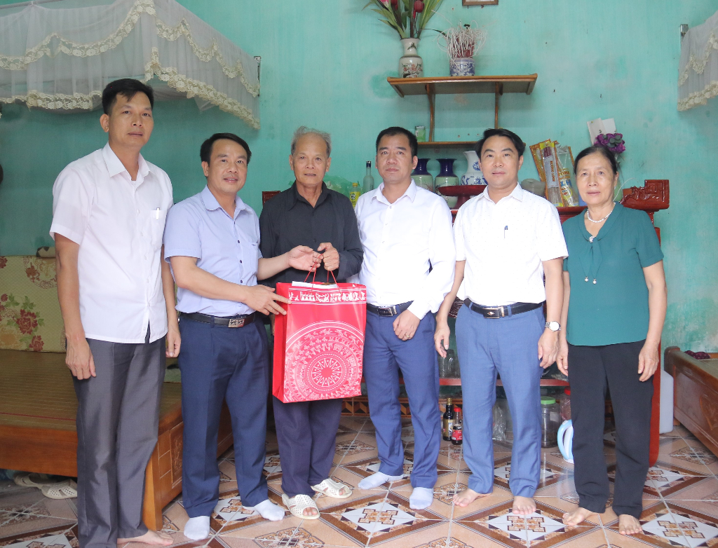 Đồng chí Thân Văn Thuần thăm, tặng quà Người cao tuổi trên địa bàn xã Hồng Thái