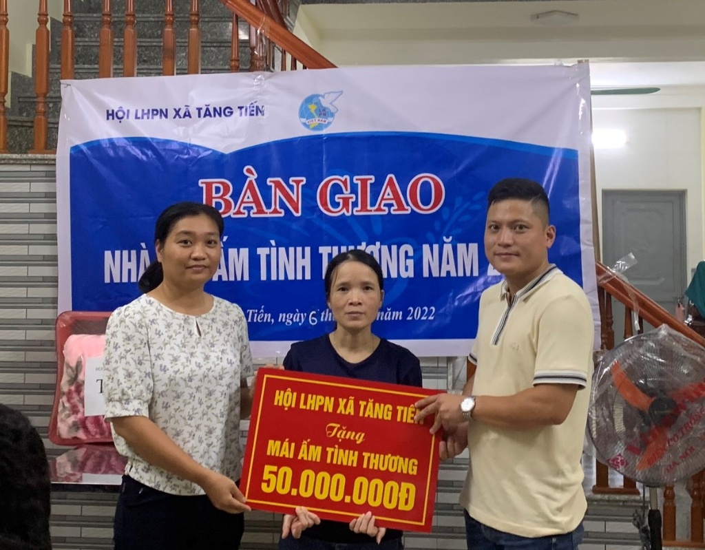 Hội LHPN xã Tăng Tiến trao nhà “ Mái ấm tình thương” cho chị Lê Thị Mai