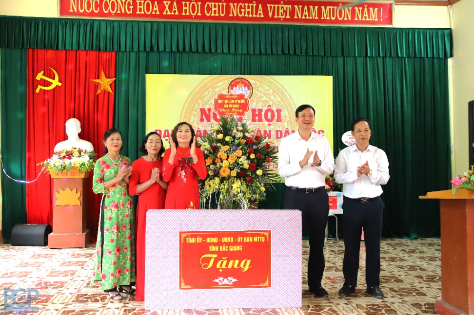Phó Chủ tịch UBND tỉnh Lê Ô Pích và lãnh đạo MTTQ tỉnh dự ngày hội đại đoàn kết toàn dân tộc ...
