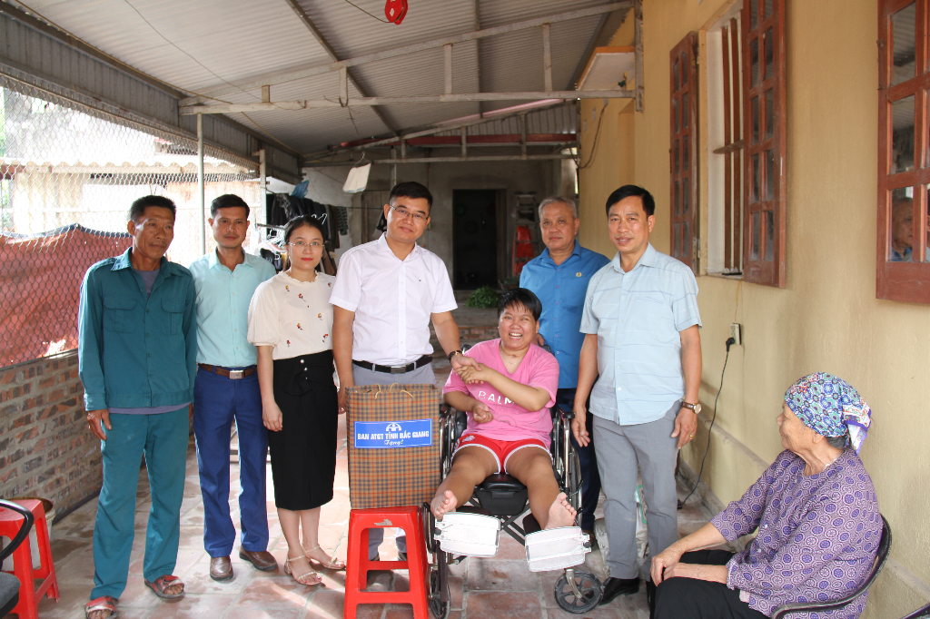 Phó Chủ tịch UBND huyện Lê Hoàng Bách thăm, động viên các gia đình nạn nhân bị tai nạn giao thông