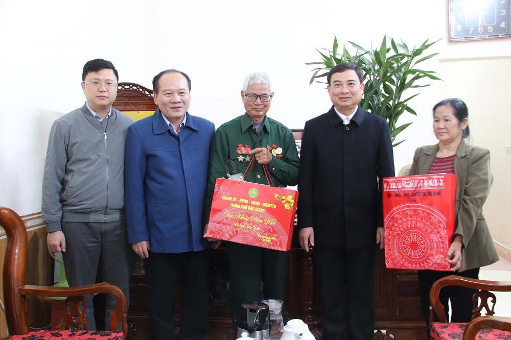 Chủ tịch Ủy ban MTTQ tỉnh Trần Công Thắng thăm chúc Tết người có công tiêu biểu thành phố Bắc Giang