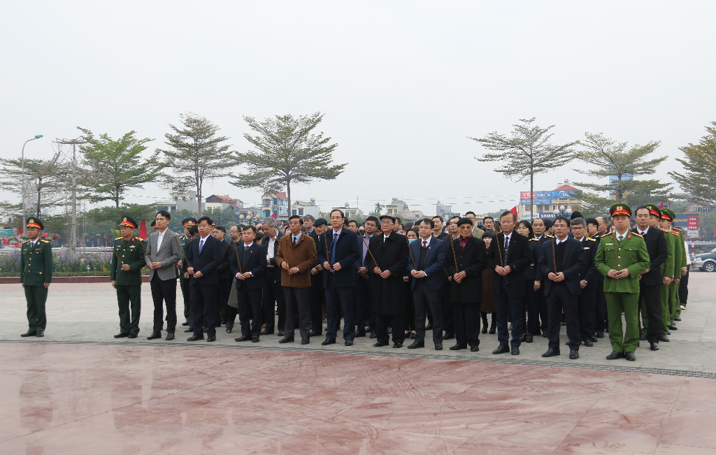 Huyện ủy, HĐND, UBND, Ủy ban MTTQ huyện tổ chức Lễ viếng các Anh hùng Liệt sĩ nhân dịp Tết Nguyên...