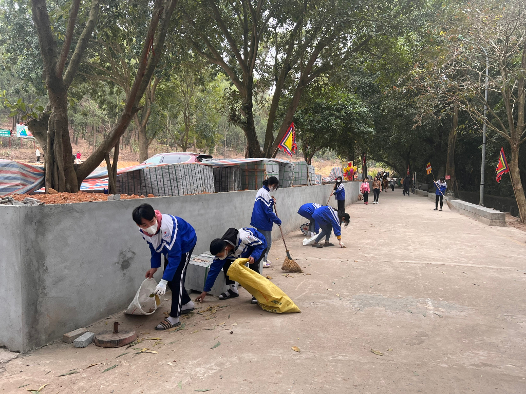 Học sinh trường THPT Lý Thường Kiệt dọn dẹp vệ sinh tại chùa Bổ Đà