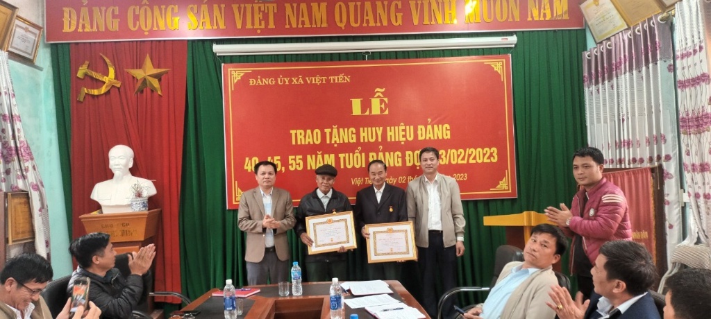 Đảng bộ xã Việt Tiến trao tặng Huy hiệu Đảng dịp 3/2 cho 3 đảng viên