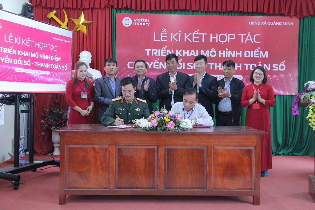 Quảng Minh tổ chức Lễ ký kết hợp tác với Viettel Bắc Giang về triển khai mô hình điểm Chuyển đổi...