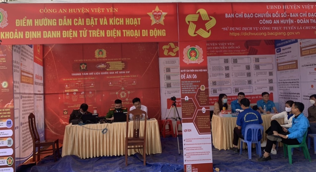 Huyện đoàn, Công an huyện hỗ trợ người dân sử dụng dịch vụ công trực tuyến tại Lễ hội Chùa Bổ Đà