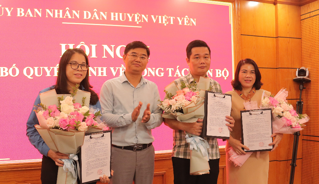 UBND huyện Việt Yên công bố các Quyết định về công tác cán bộ