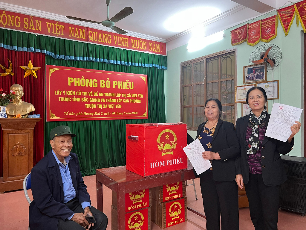 Cử tri thị trấn Nếnh nô nức đi bỏ phiếu về Đề án thành lập thị xã Việt Yên thuộc tỉnh Bắc Giang...