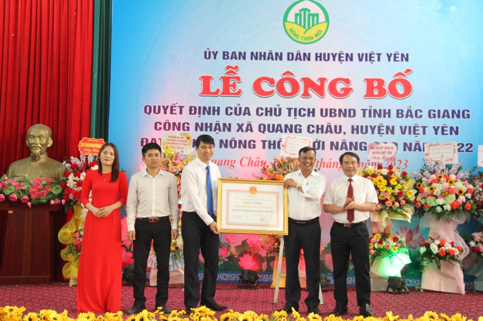 Xã Quang Châu nhận quyết định xã đạt chuẩn Nông thôn mới nâng cao
