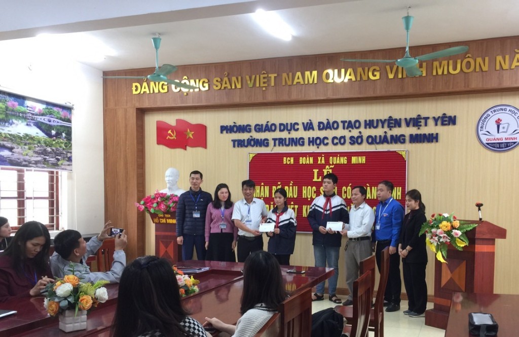 Đoàn thanh niên xã Quảng Minh nhận đỡ đầu cho học sinh có hoàn cảnh gia đình đặc biệt khó khăn