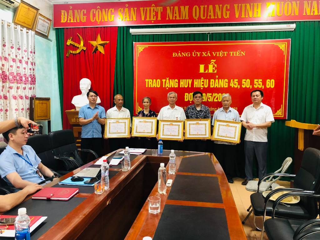 Đảng ủy xã Việt Tiến trao tặng Huy hiệu Đảng đợt 19/5 cho 6 đảng viên