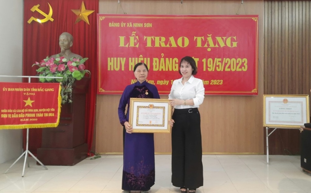 Đảng ủy xã Ninh Sơn trao huy hiệu Đảng đợt 19-5