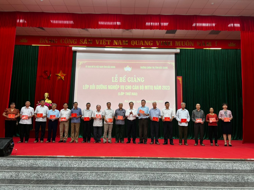MTTQ tỉnh Bắc Giang cấp 400 chứng nhận cho cán bộ MTTQ Việt Nam cấp xã đã hoàn thành khóa bồi...