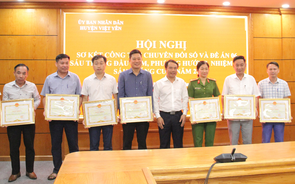 Việt Yên: Khen thưởng cho 10 tập thể, 20 cá nhân điển hình trong thực hiện chuyển đổi số và Đề án...