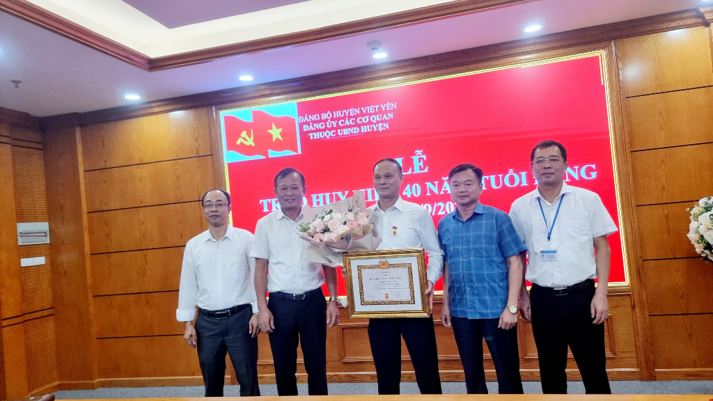 Đảng ủy các cơ quan thuộc UBND huyện tổ chức trao Huy hiệu 40 năm tuổi Đảng cho đảng viên Nguyễn...