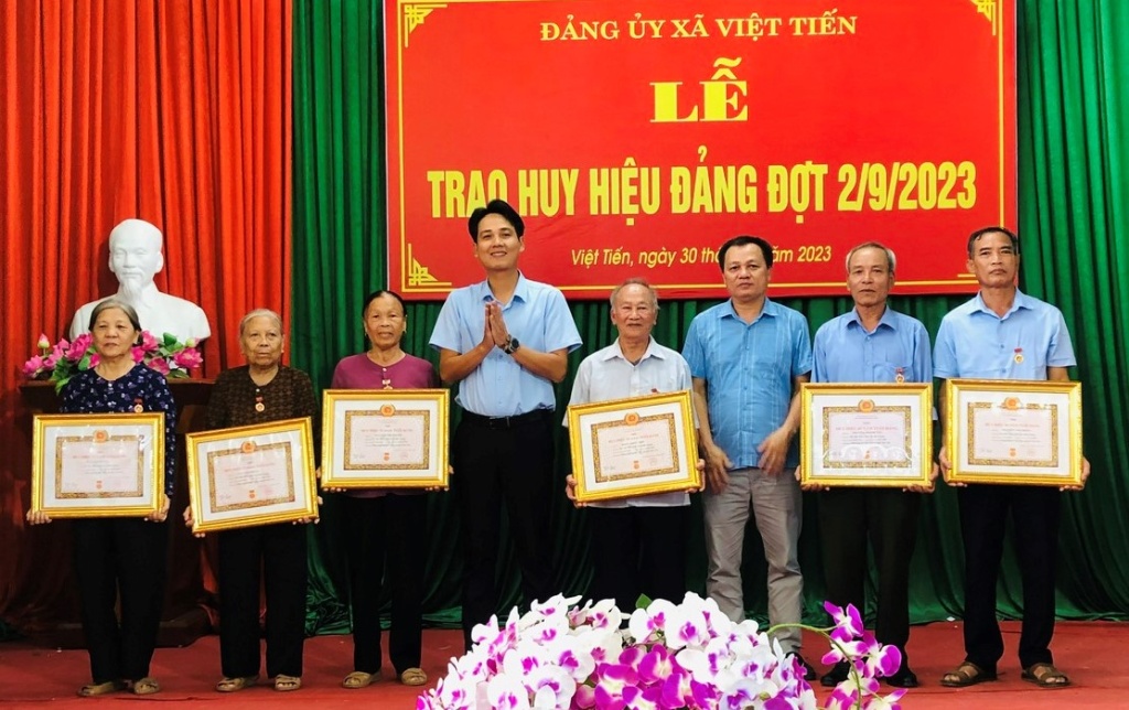 Đảng ủy xã Việt Tiến trao tặng Huy hiệu Đảng đợt 02/9 cho 7 đảng viên