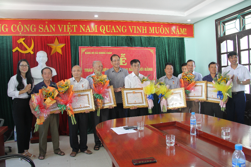 Đảng ủy xã Quang Châu tổ chức trao tặng Huy hiệu đảng cho đảng viên đủ tiêu chuẩn