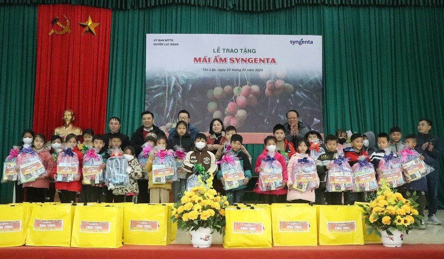 Mặt trận Tổ quốc huyện Lục Ngạn phối hợp với Công ty TNHH Syngenta Việt Nam tổ chức chương trình...